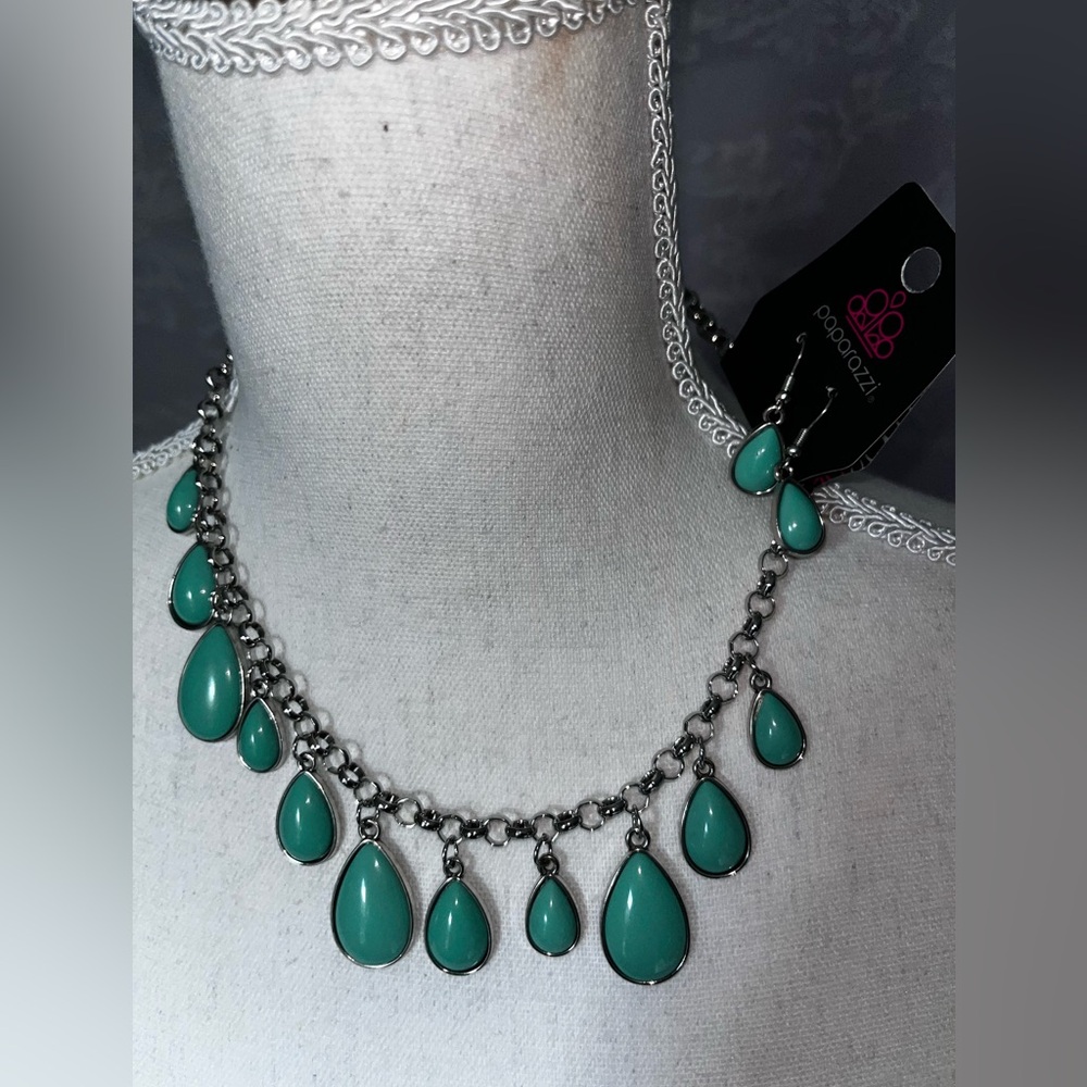 Green tear drop adjustable necklace with earrings